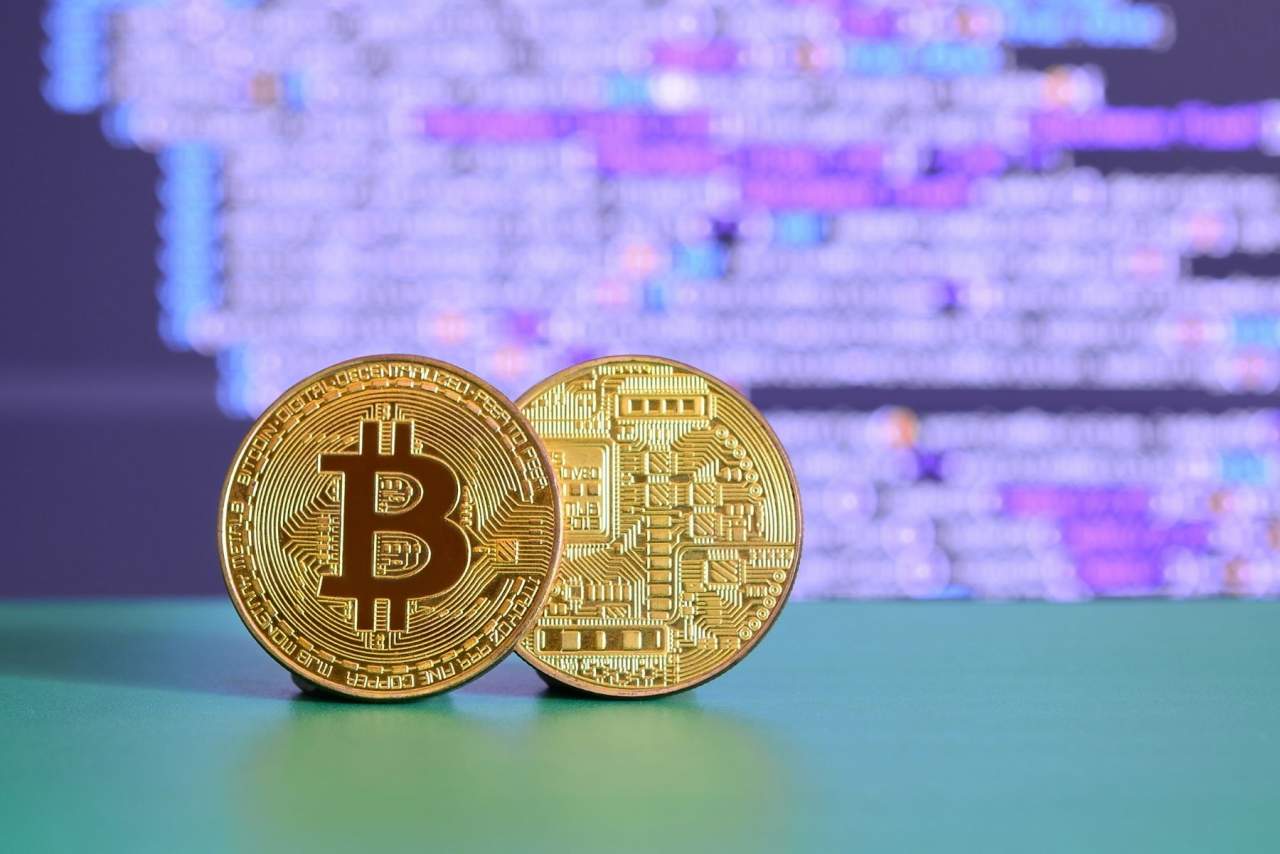 AU 1064. Bitcoins Vs Oro ¿En cuál invertir?