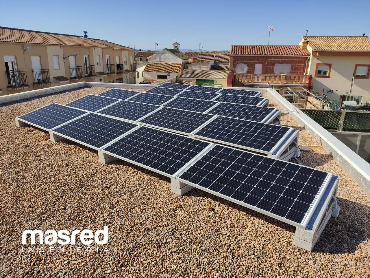 El funcionamiento de las empresas de ingenieros que gestionan la instalación aislada de la energía solar