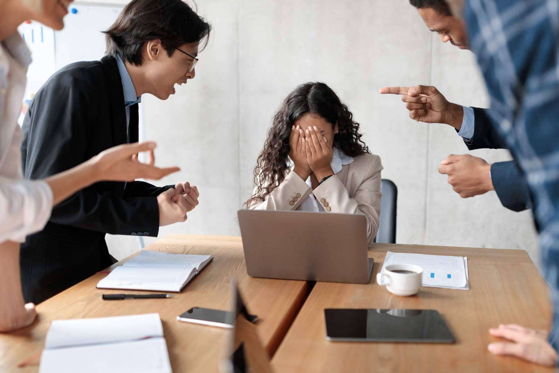 ¿Por qué es necesario implementar protocolos de acoso laboral y planes de igualdad retributiva? por Romalex Consultores