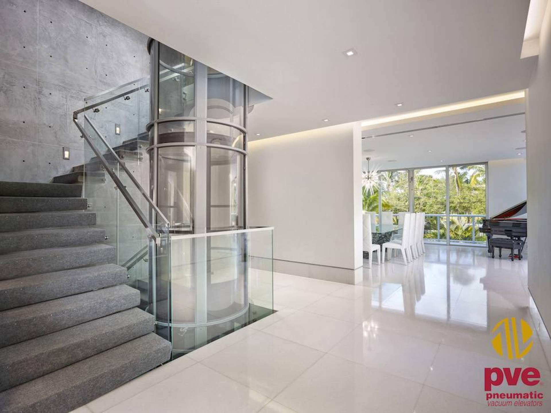 La empresa PVE Ascensores Neumáticos  ofrece diferentes modelos de ascensores para casas individuales