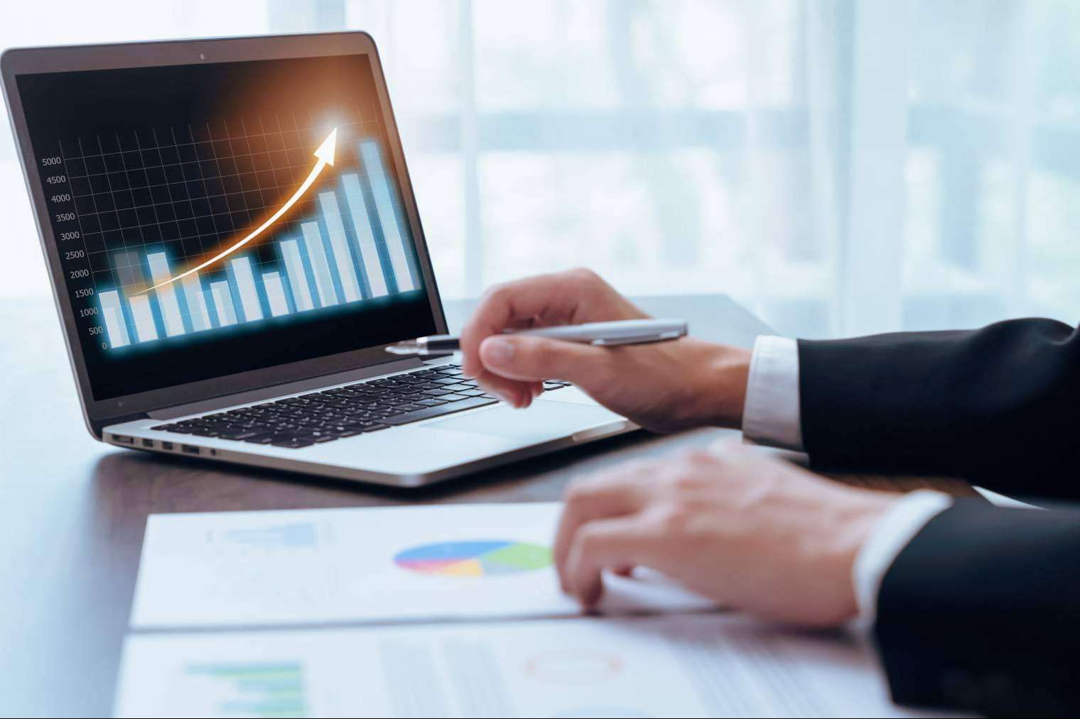 ¿Por qué es importante contar con un experto para el análisis financiero y de costes?