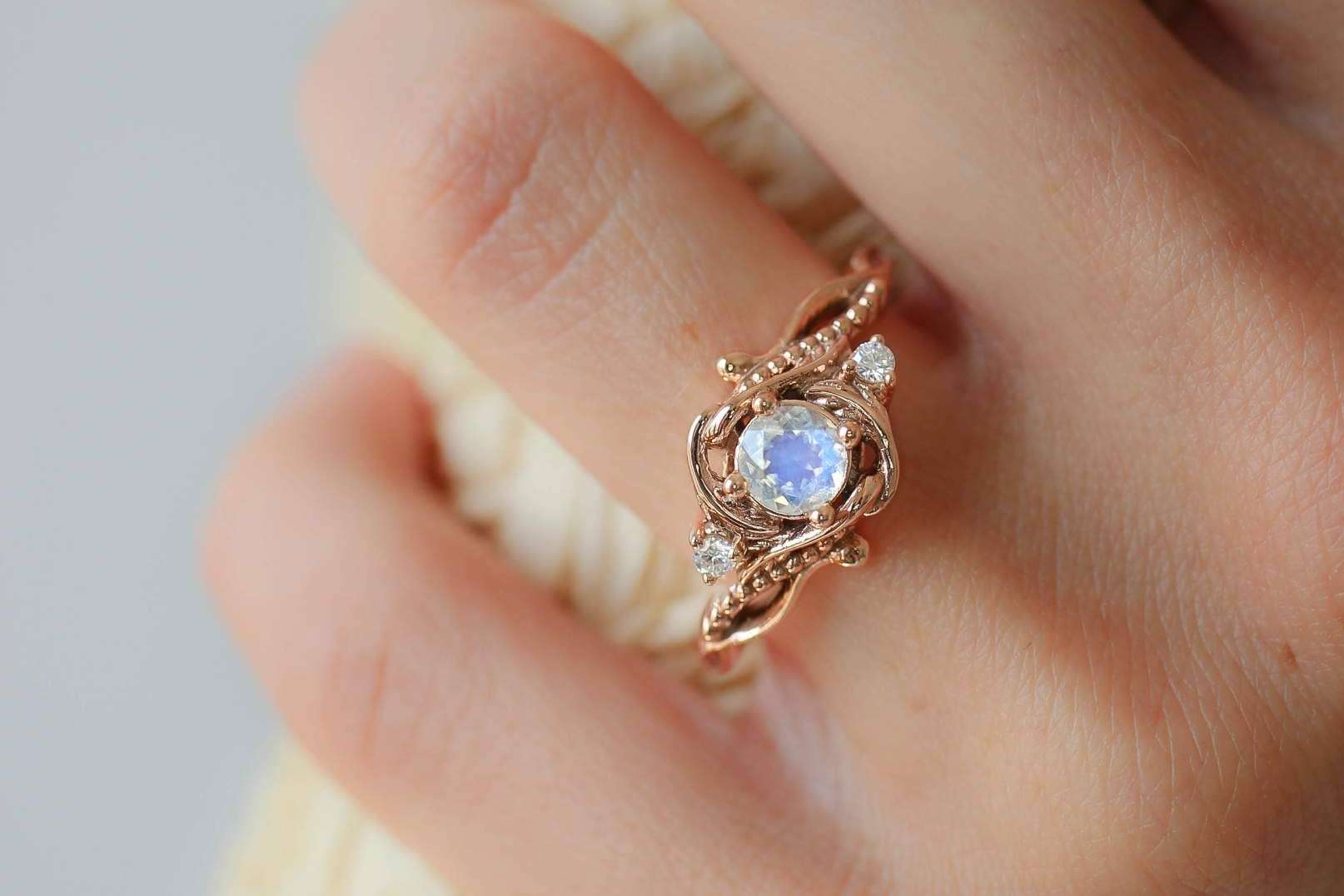 La firma familiar Eden Garden Jewelry ayuda a encontrar la talla exacta para el anillo de compromiso
