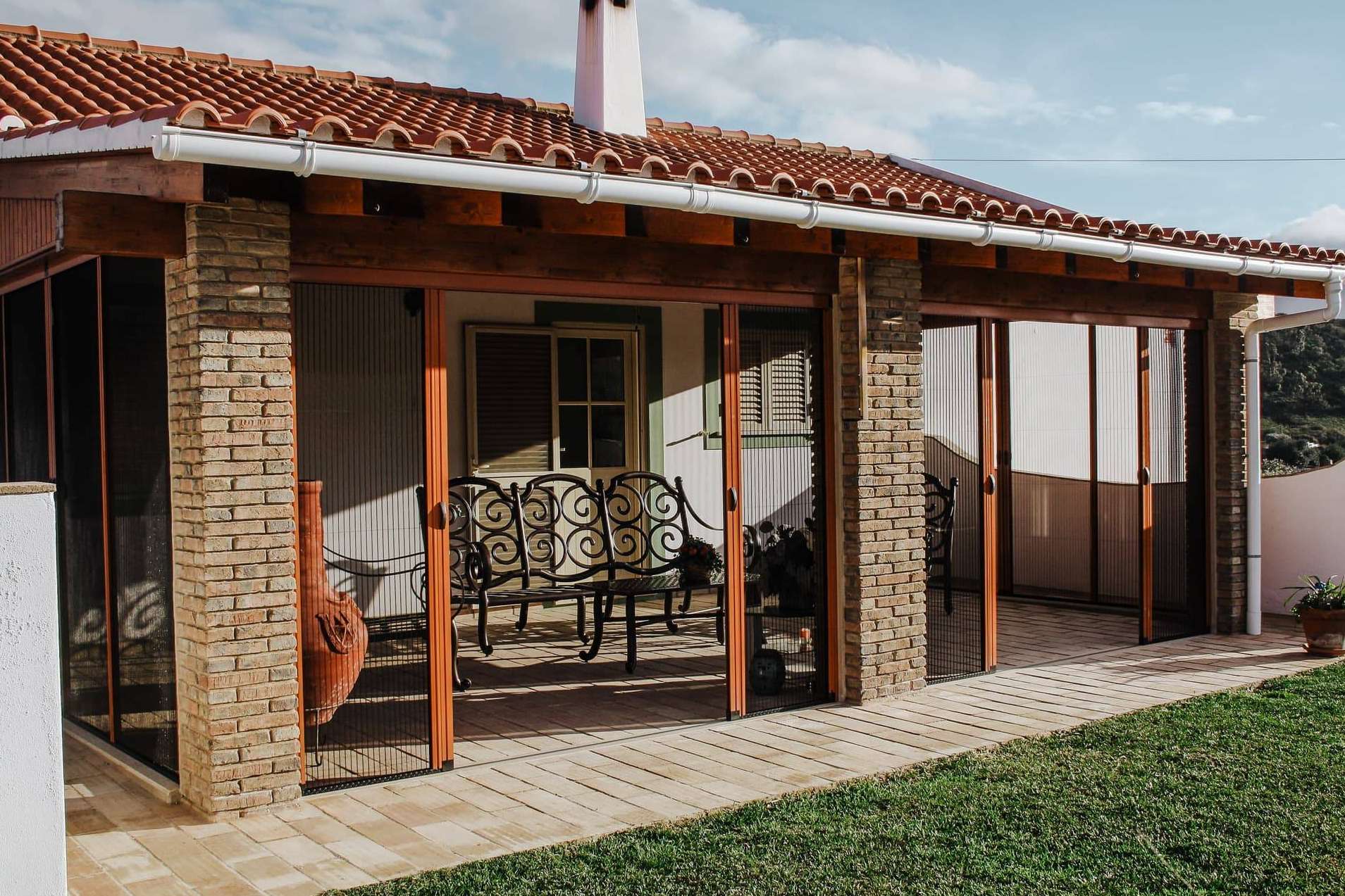 Mosquiterasbaratas.com ofrece mosquiteras para puertas a medida