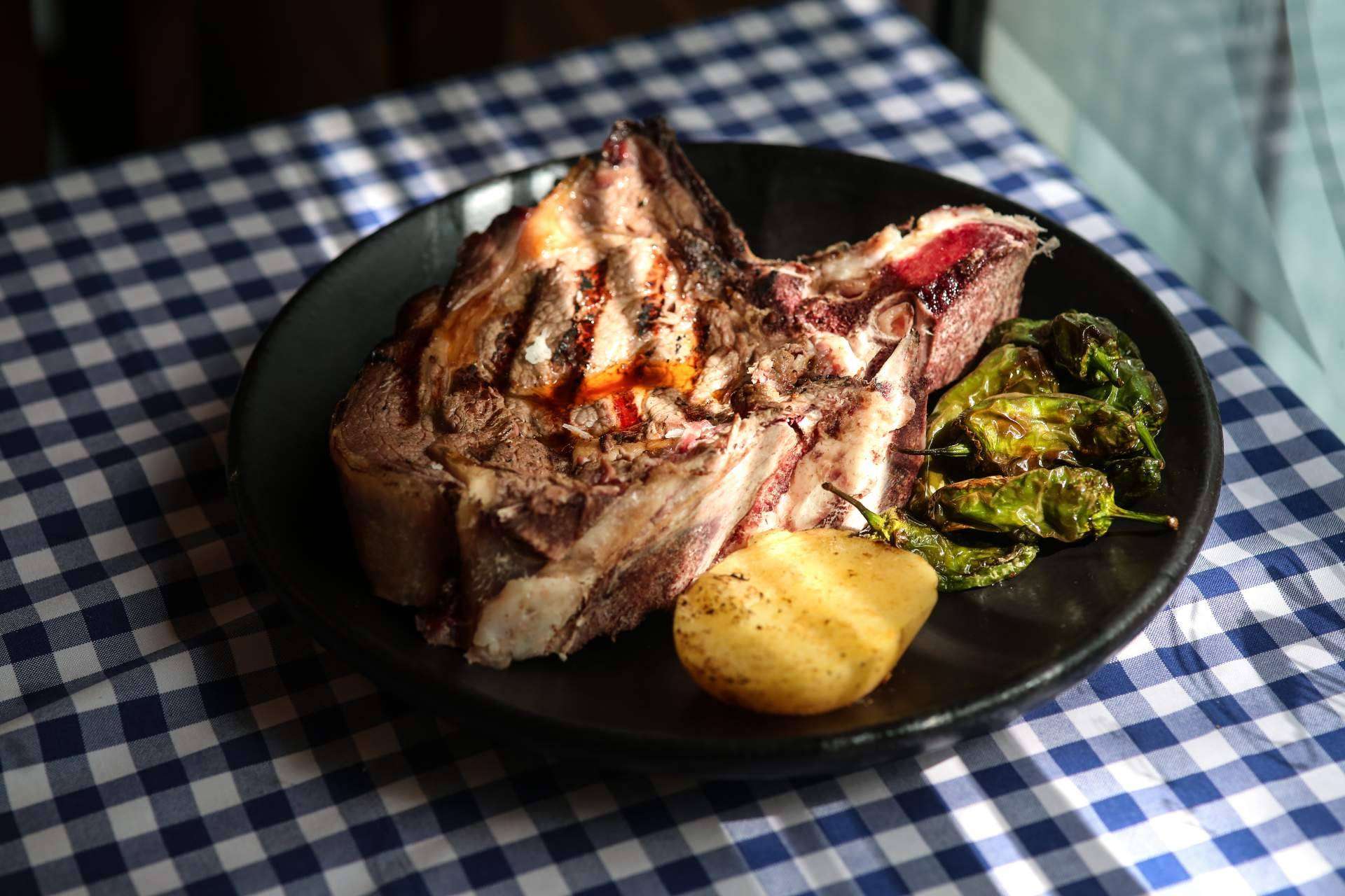Comida a la brasa en el restaurante Pasa Tapas