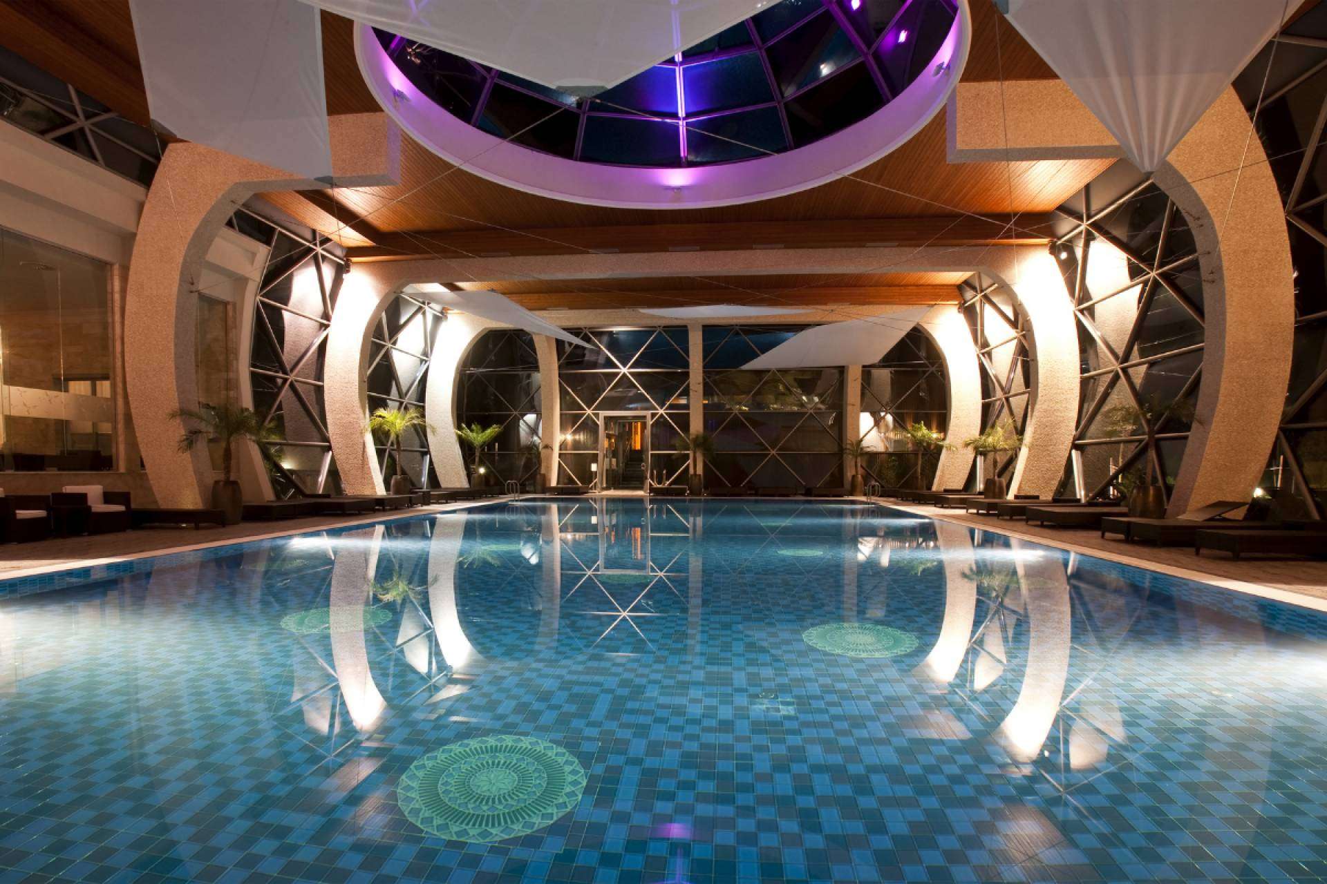 Brillo y elegancia con los focos LED para piscina de Warmpool