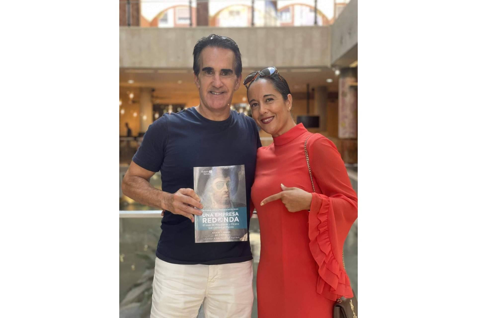La presentación solidaria del libro de Helpers Speakers, apoyada por 20 grandes conferenciantes
