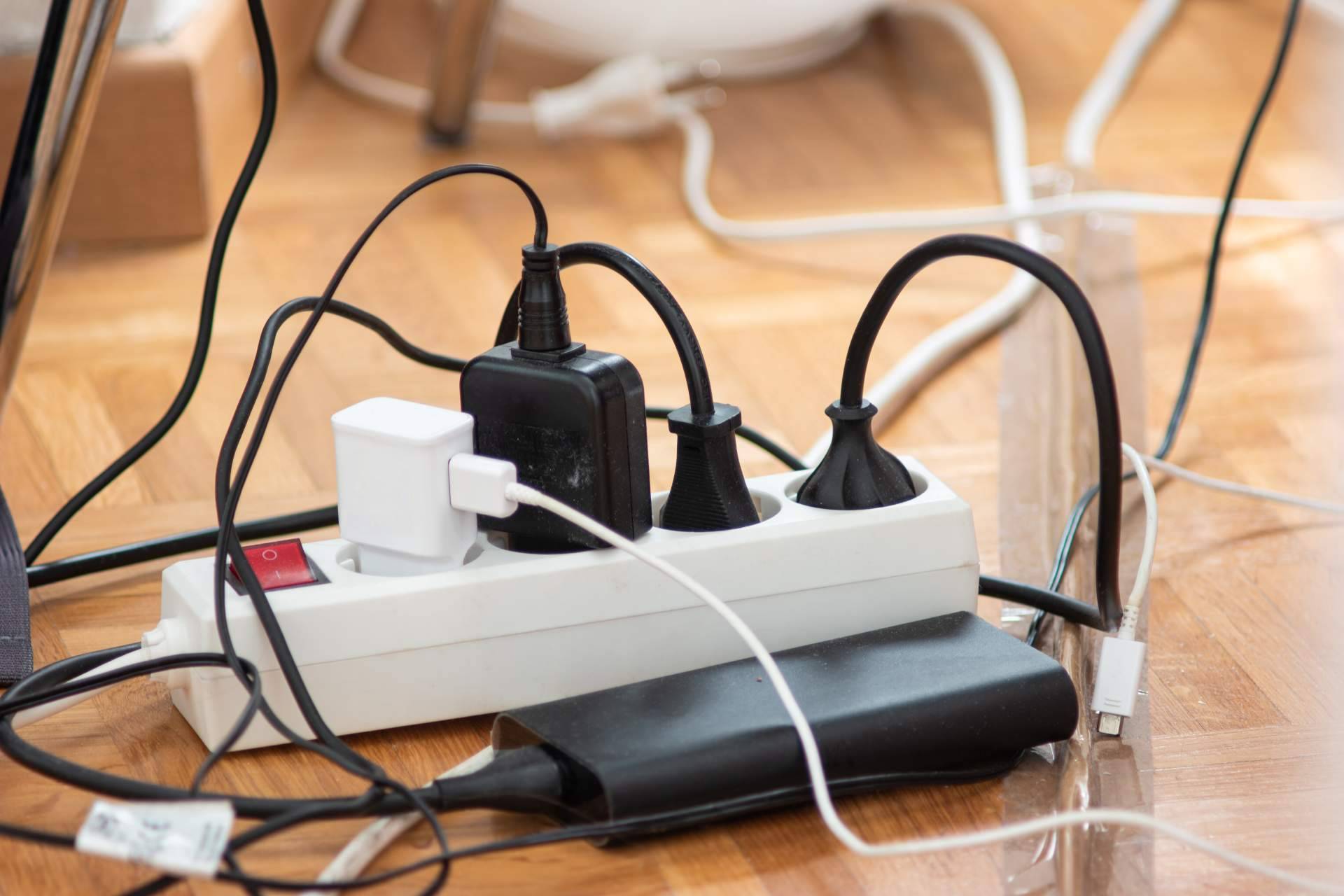 ¿Cuáles son las ventajas de utilizar un protector contra sobretensiones en el hogar?