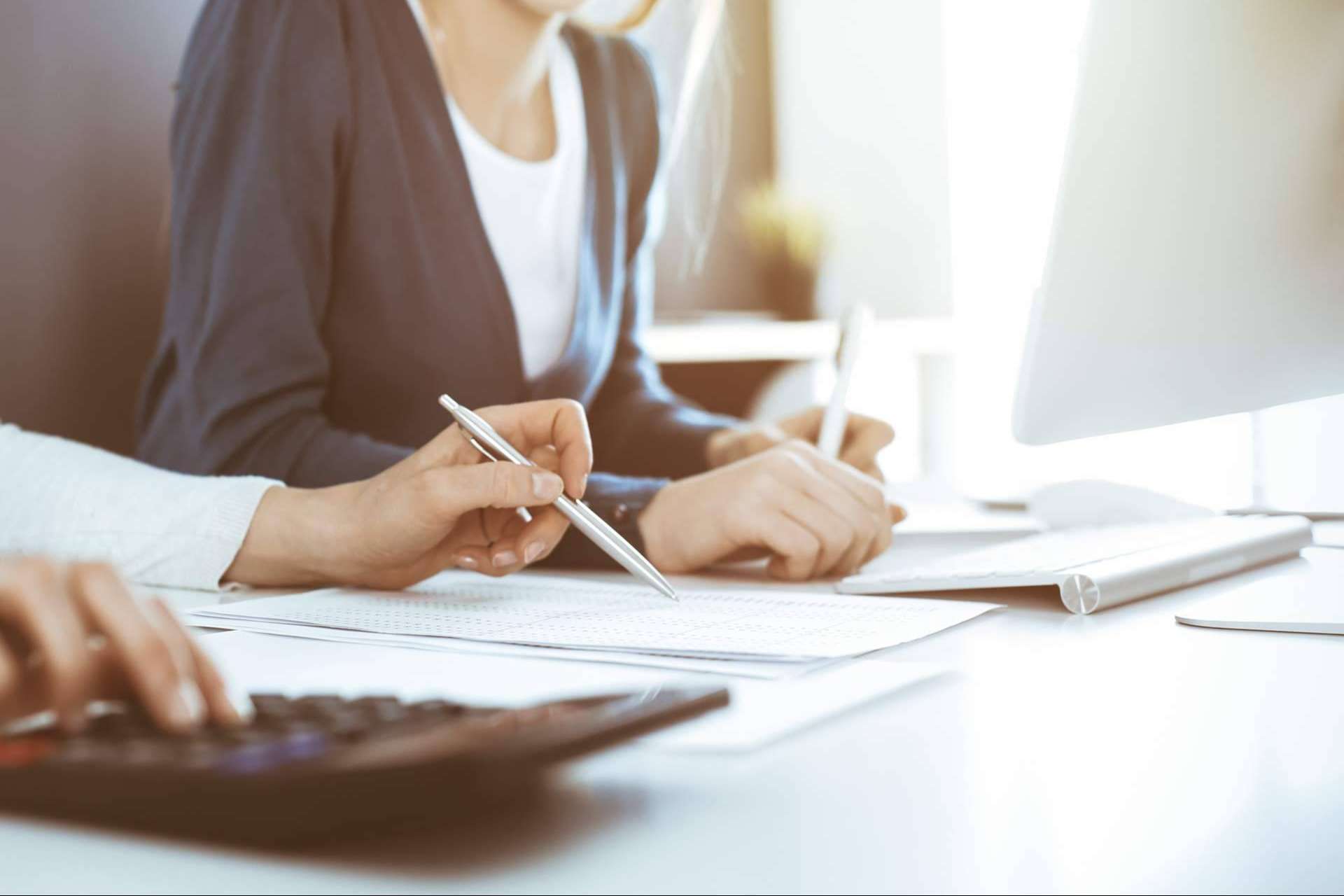 Ventajas y diferencias entre la gestoría online y la gestoría presencial, por Doiser