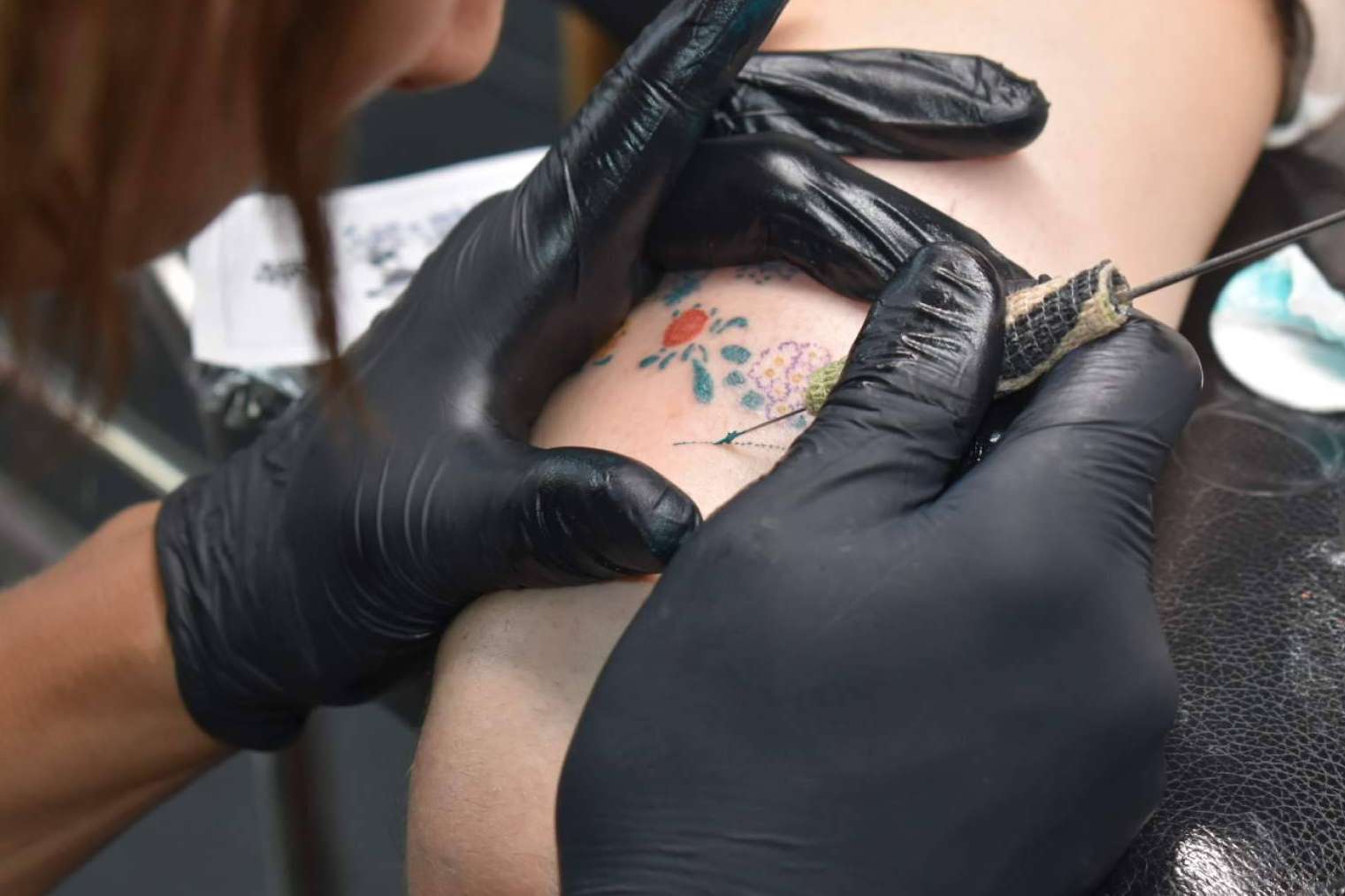 ¿Cómo aprender a hacer handpoke?, los cursos de Wanda Tatua