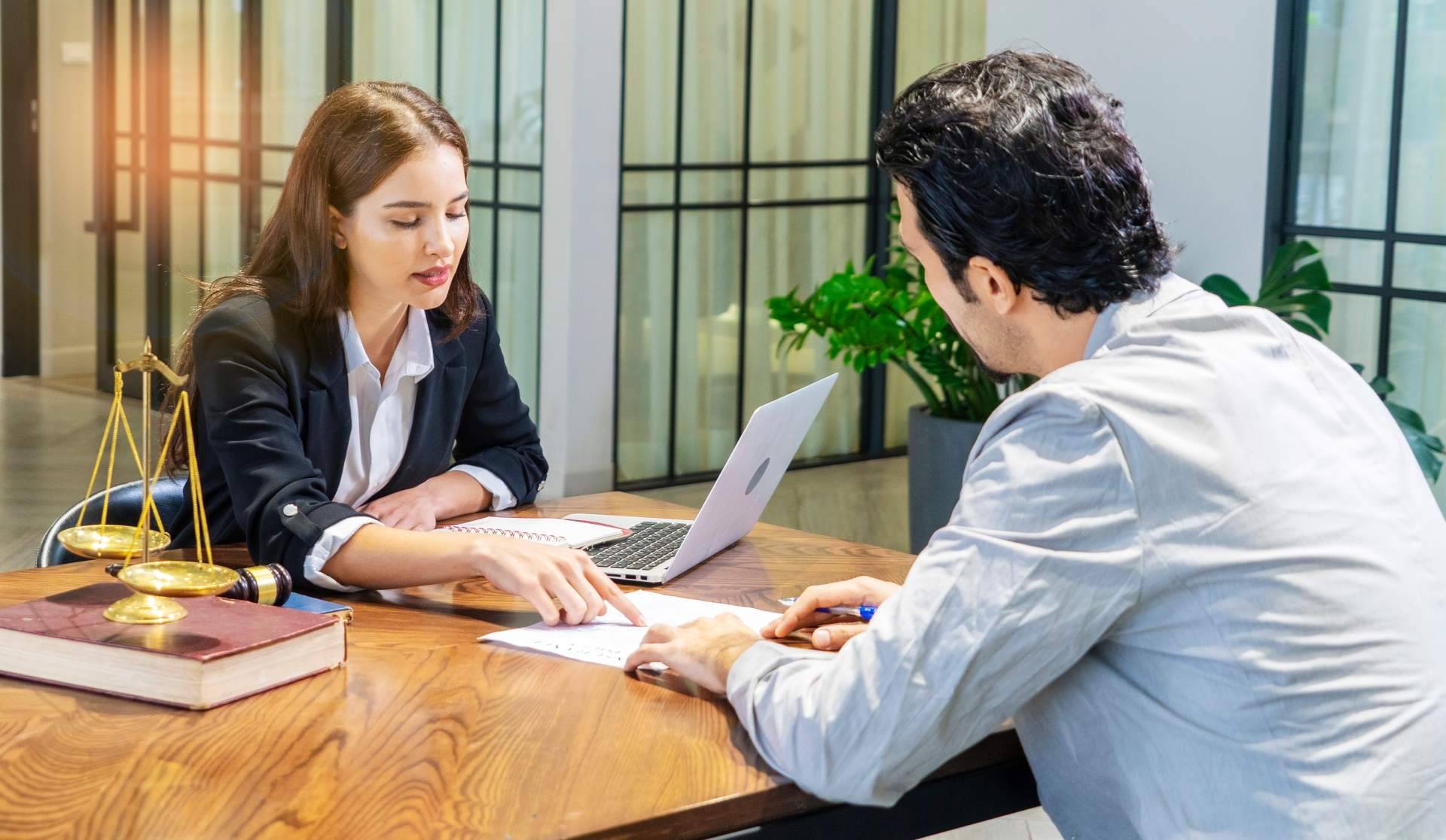 ¿Dónde encontrar un despacho experto en arraigo laboral para extranjeros? Banchio Abogado