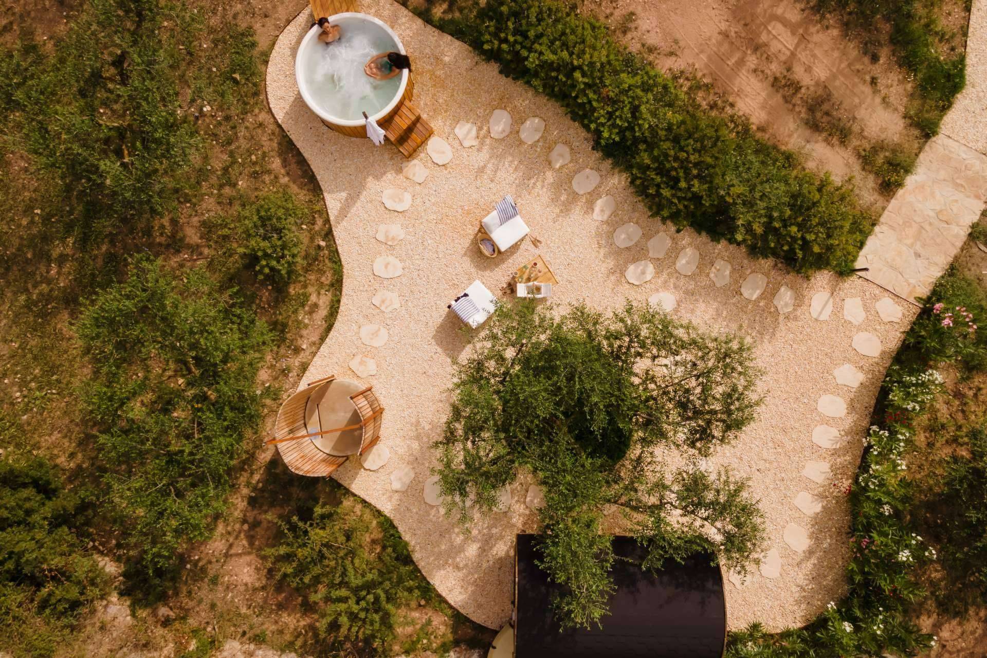 Disfrutar del spa al aire libre del hotel boutique Terra Dominicata