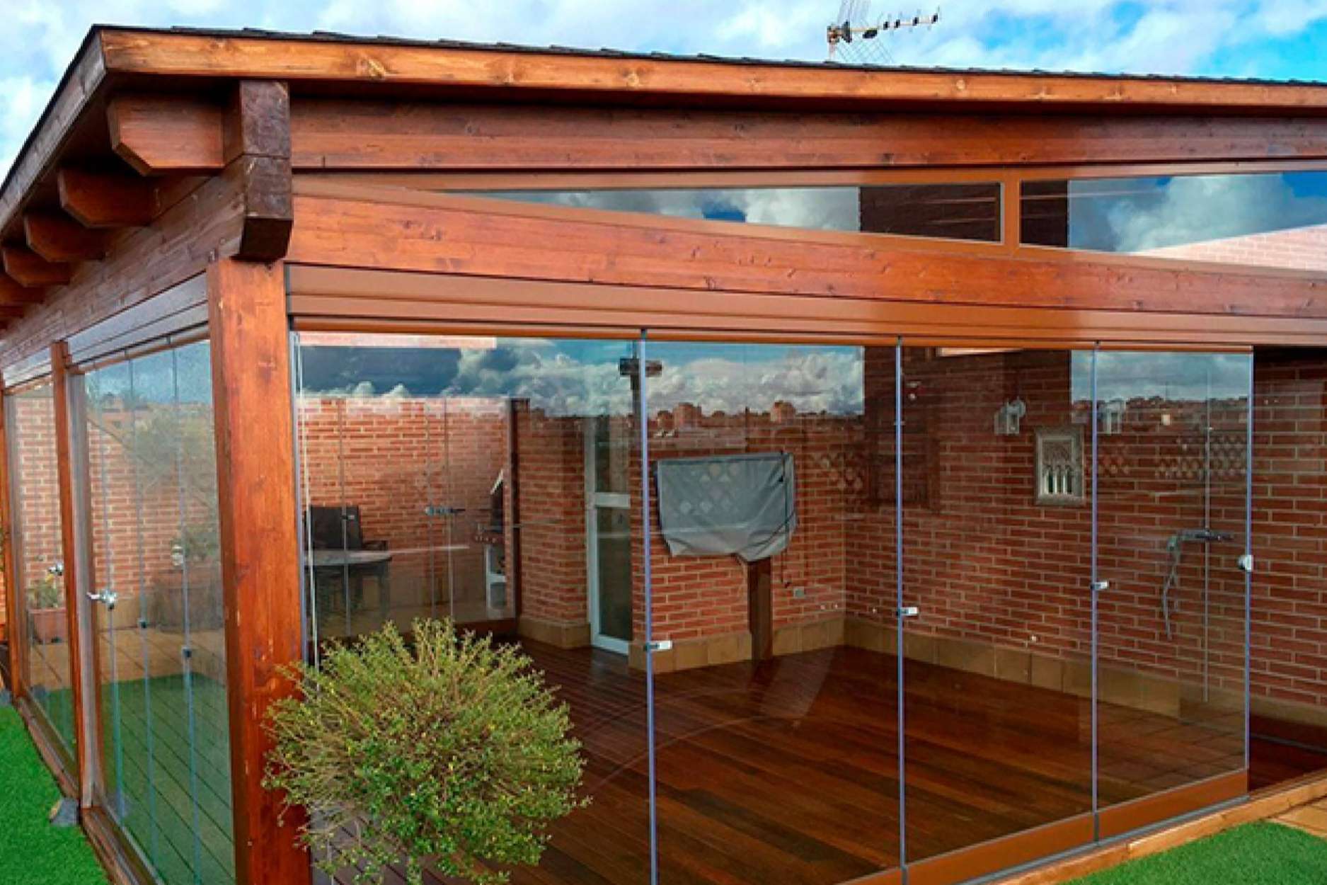 Corte de tableros, pérgolas de madera y porches de madera, en Semasa