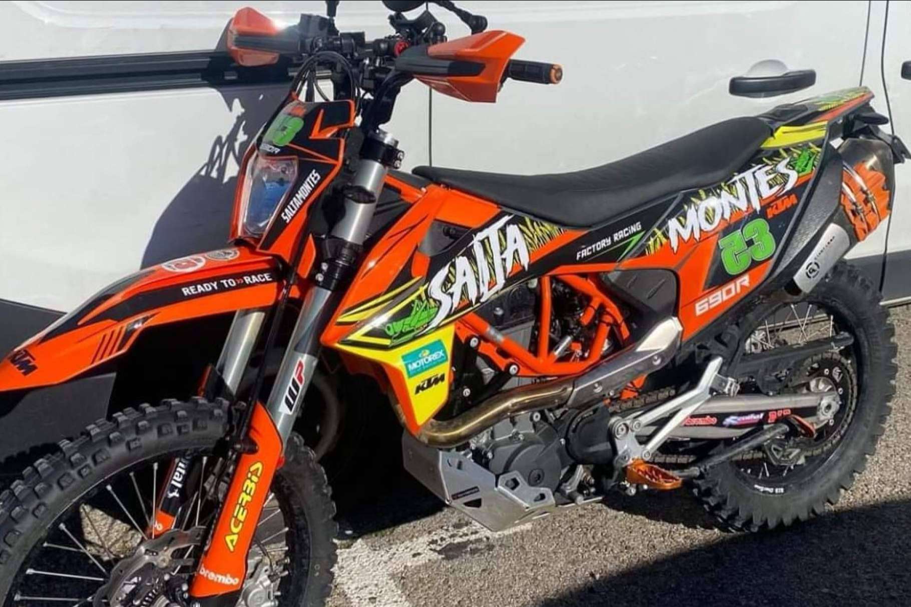 ADHESIVOSEMBARRADOS ofrece adhesivos personalizados para motocross