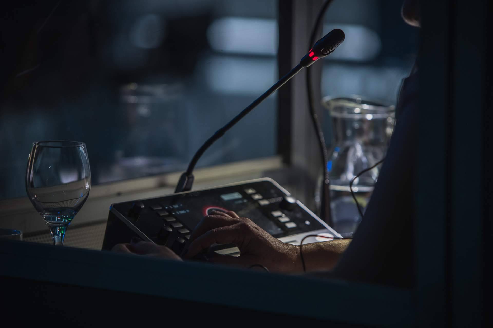 La planificación al aplauso, dominar la interpretación simultánea para el éxito de las conferencias multilingües
