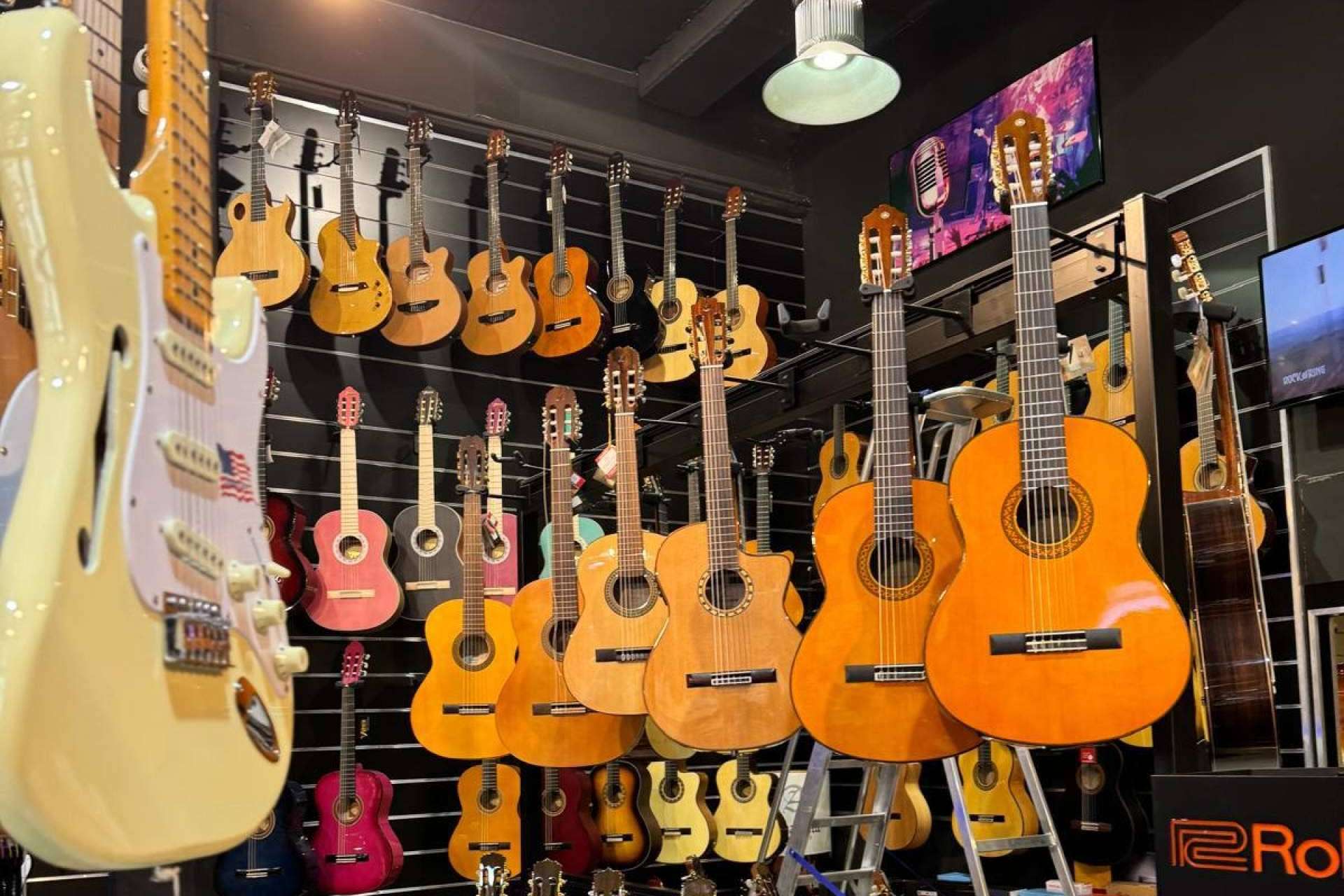Musicopolix; Guitarras pequeñas para grandes músicos