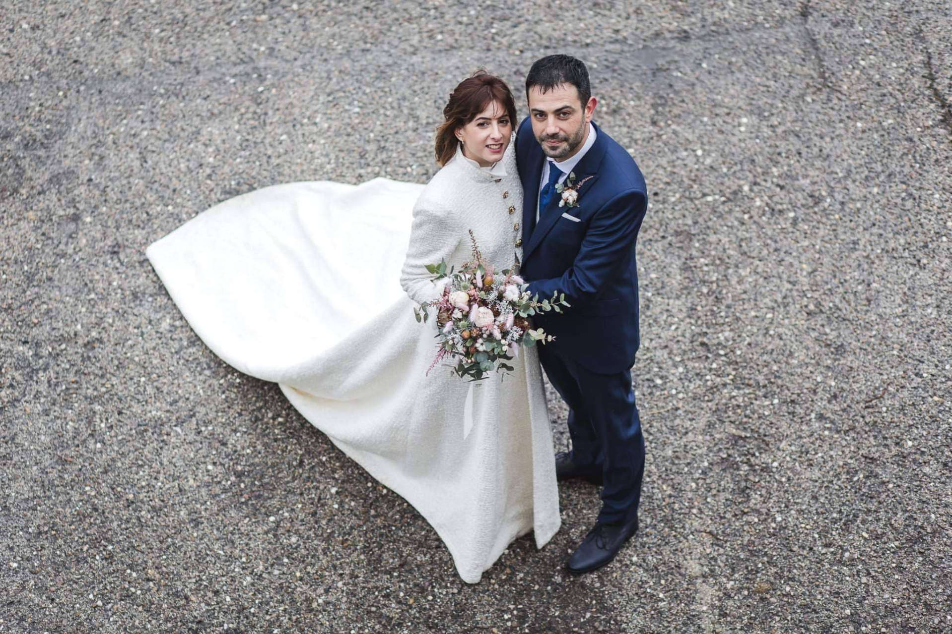 Novias invernales deValérie Moreau; Capas y abrigos que te harán brillar sin pasar frío