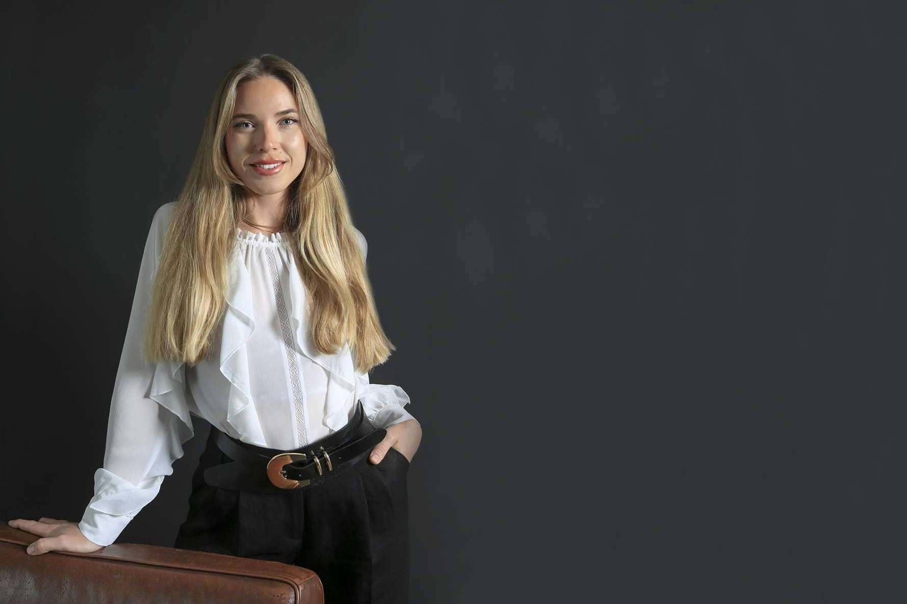 Descubre el lujo y la tranquilidad con Saguar Real Estate; Un bajo con jardín en Punta Galea