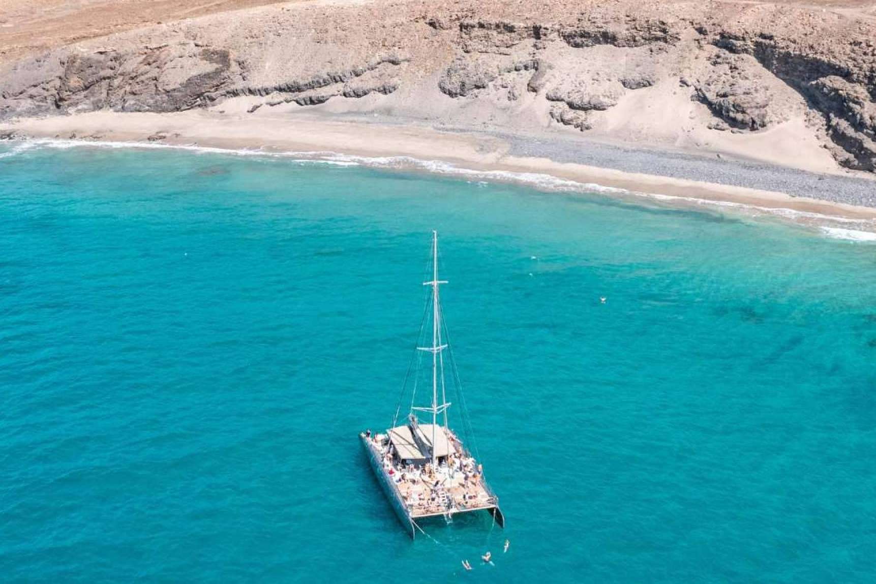 Magic & Sailing lidera la sostenibilidad del sector marítimo en Fuerteventura eliminando plásticos