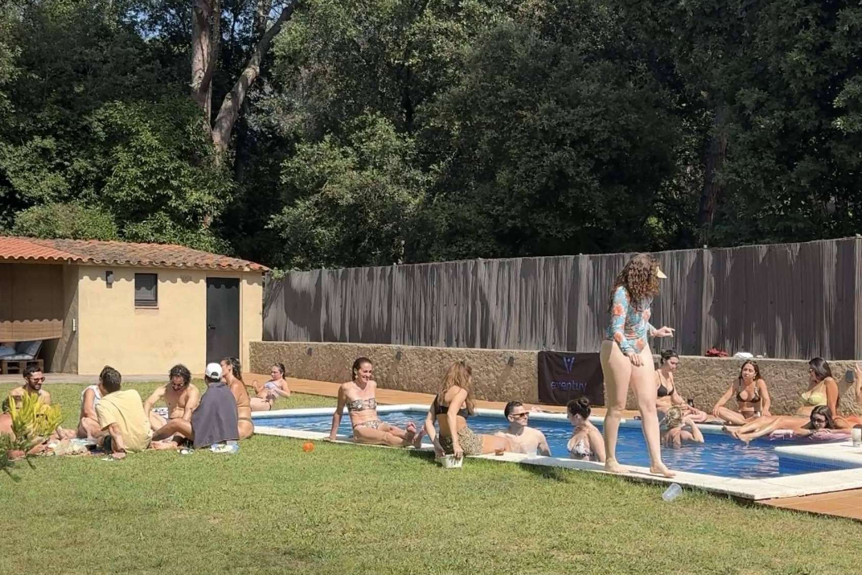 Nueva tendencia en España; alquilar el jardín, piscina o casa por horas para eventos