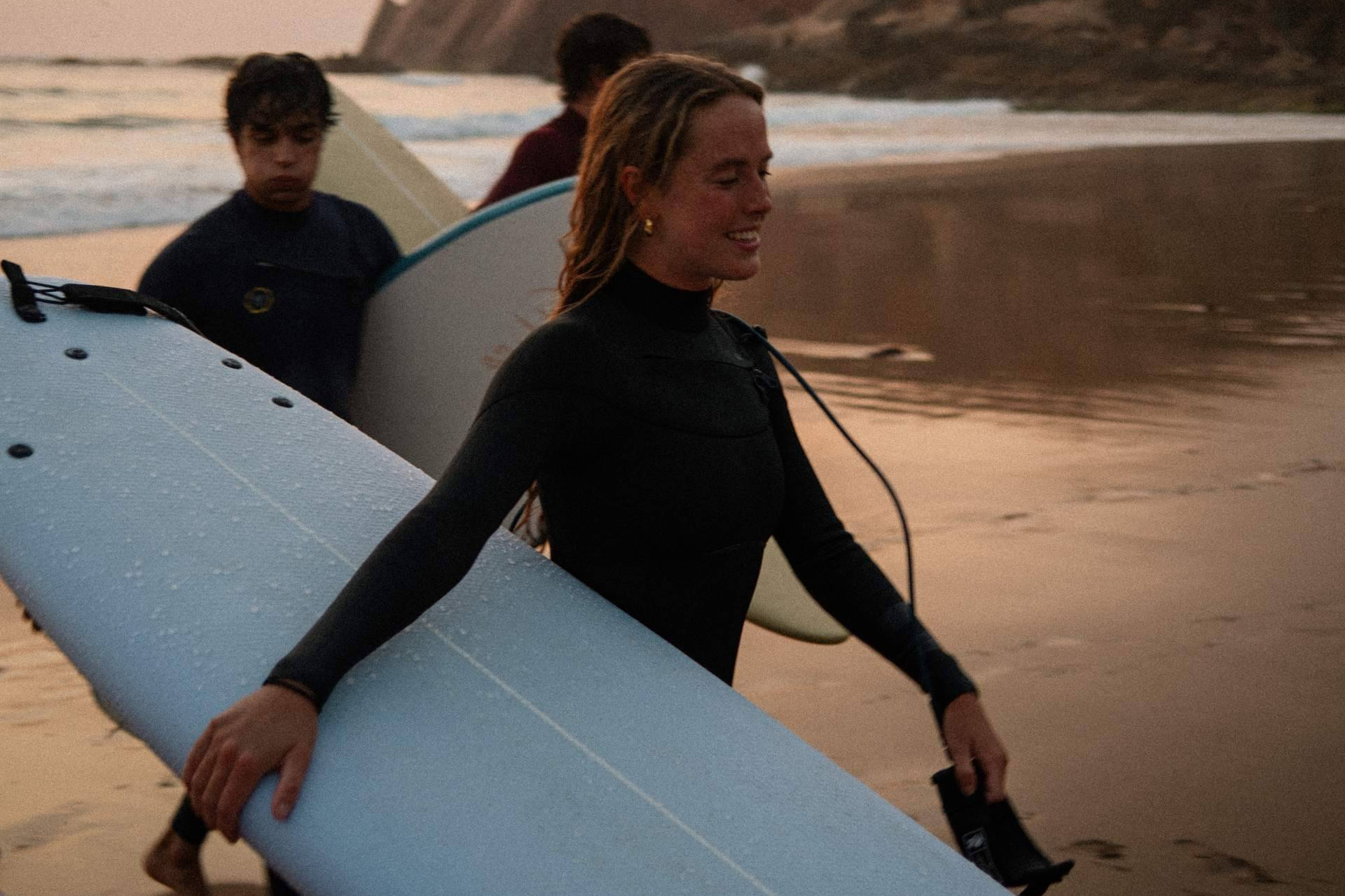 Surf principiante en verano; trucos esenciales y tablas recomendadas para aprender más rápido