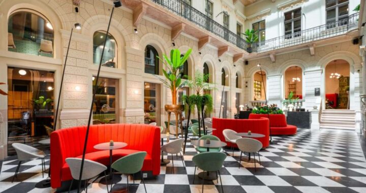 Espacios exteriores en hoteles y empresas; cómo elegir mobiliario de terraza para hostelería con criterio