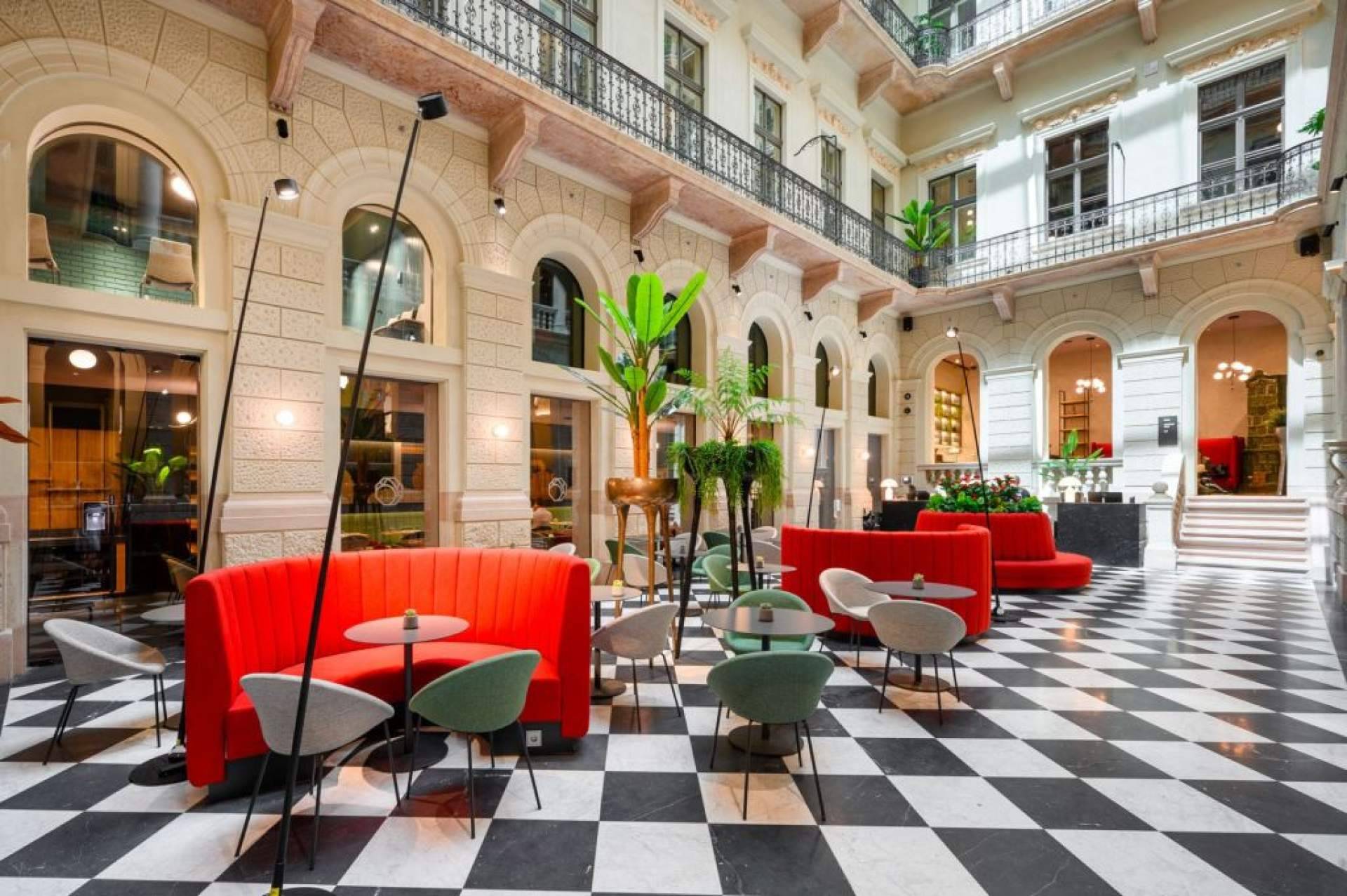 Espacios exteriores en hoteles y empresas; cómo elegir mobiliario de terraza para hostelería con criterio