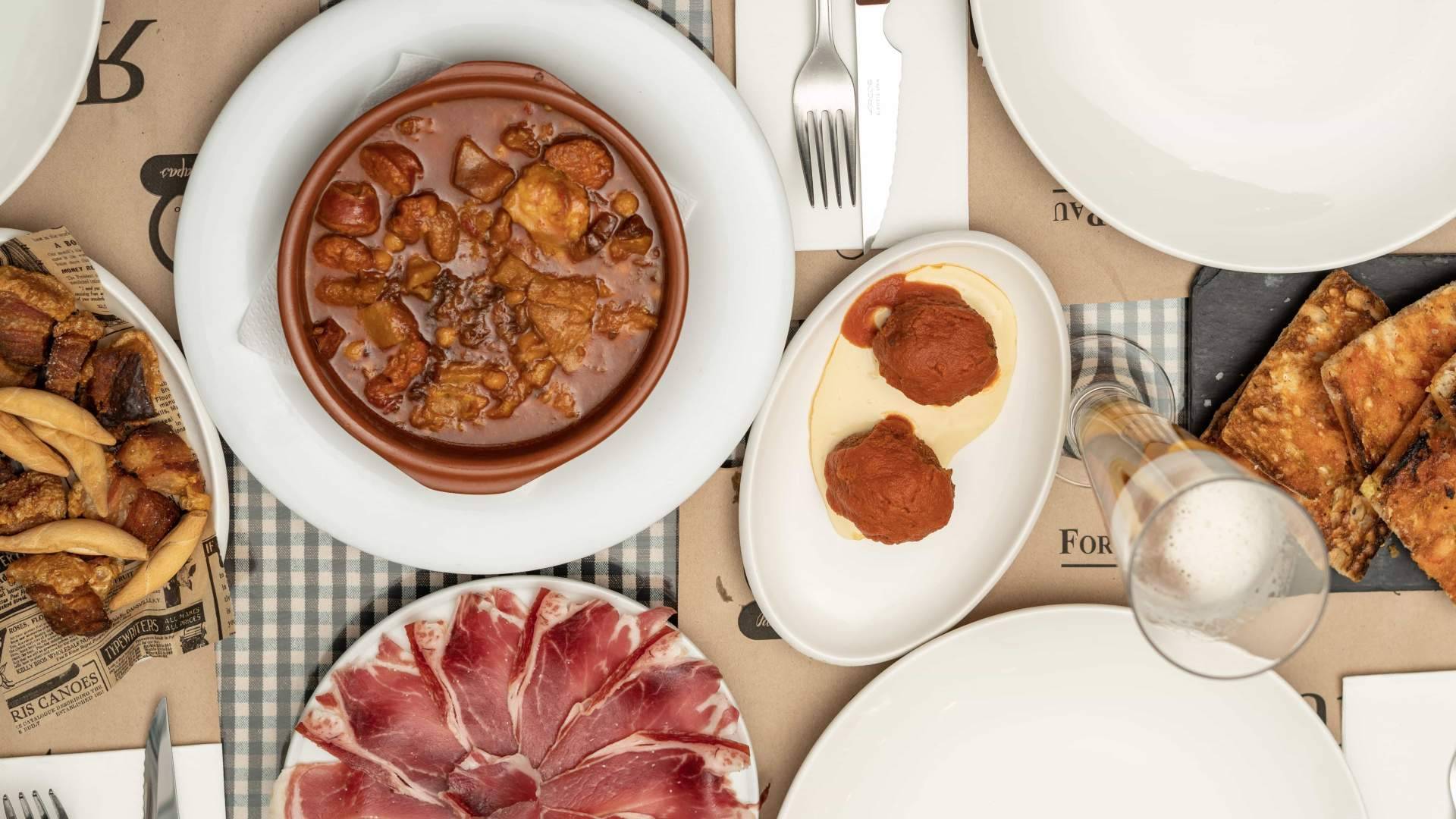 Pasa Tapas mantiene encendida la esencia de la cocina de mercado en la madrugada de Barcelona