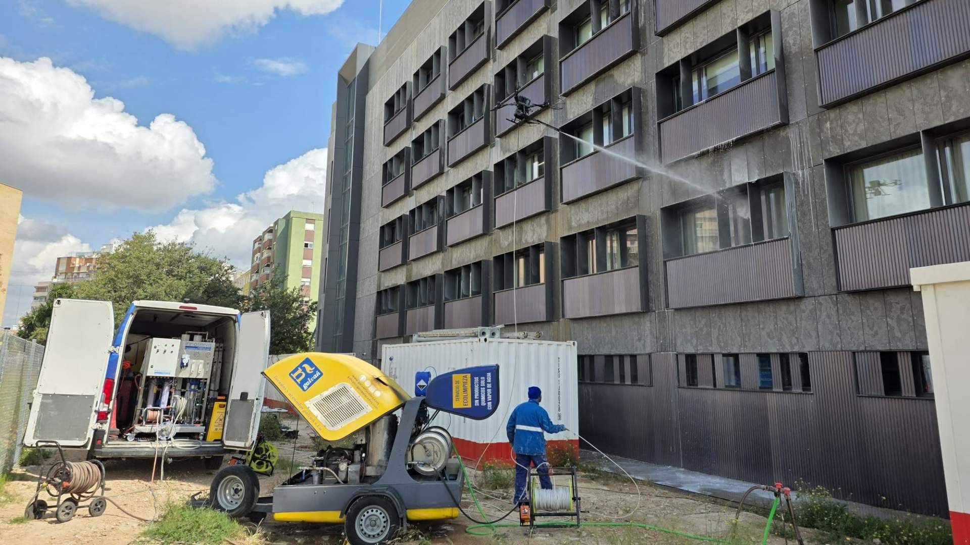 La limpieza de fachadas con drones reduce los riesgos en el mantenimiento de edificios