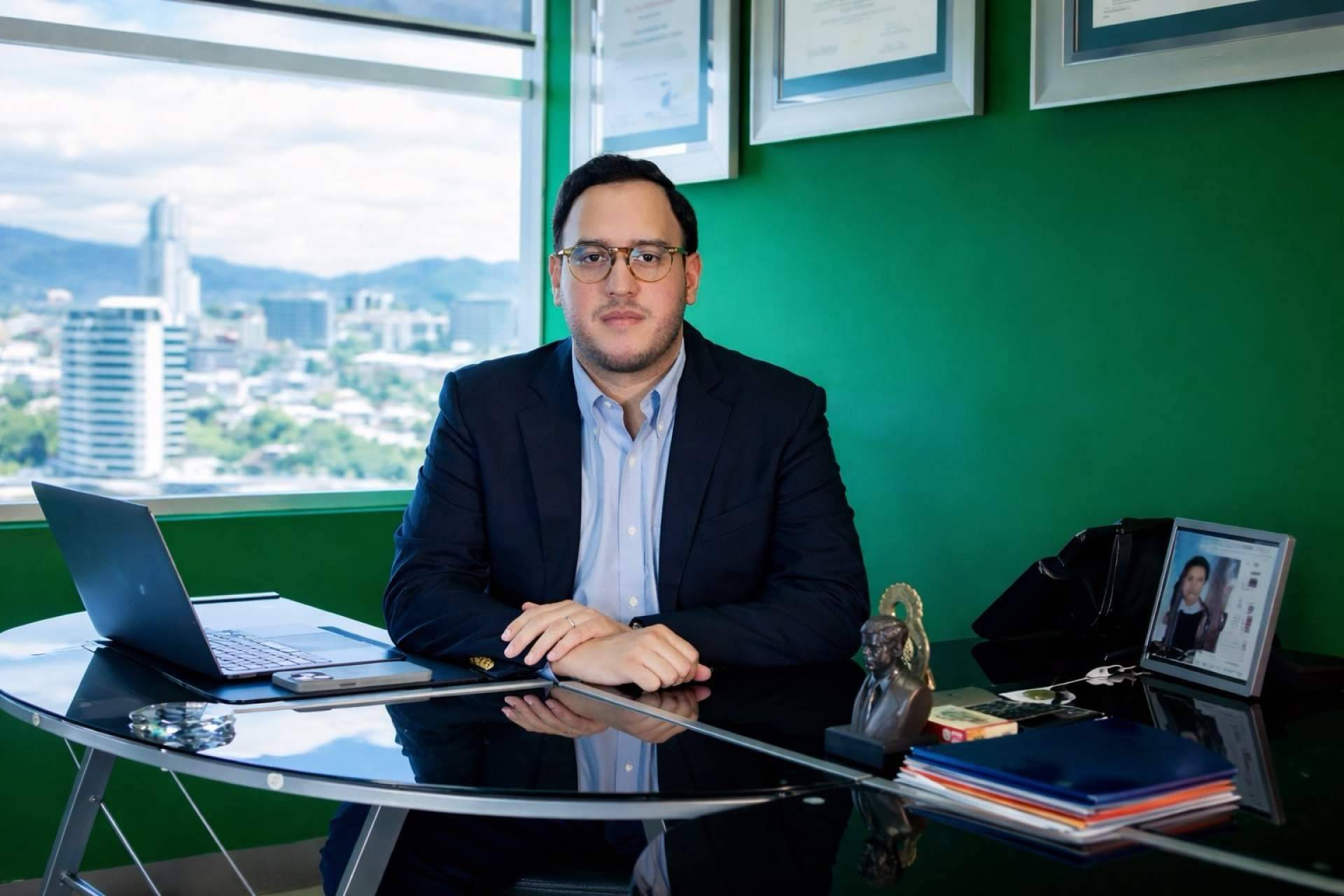 Raúl Valladares proyecta solvencia, gestión y liderazgo en su etapa al frente del INJUPEMP
