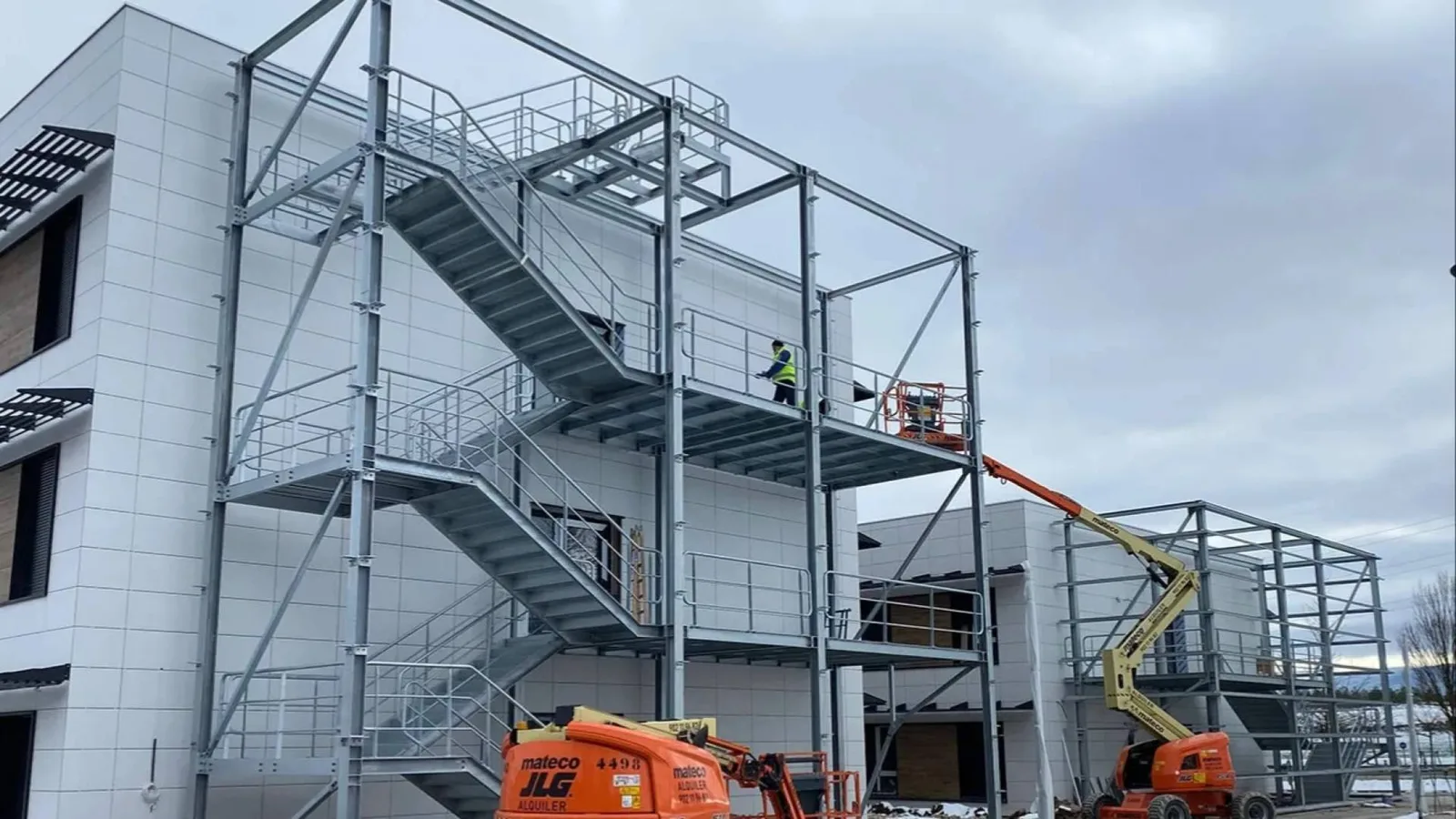 Las estructuras metálicas para ascensores y escaleras consolidan la especialización de Instalaciones Rpm