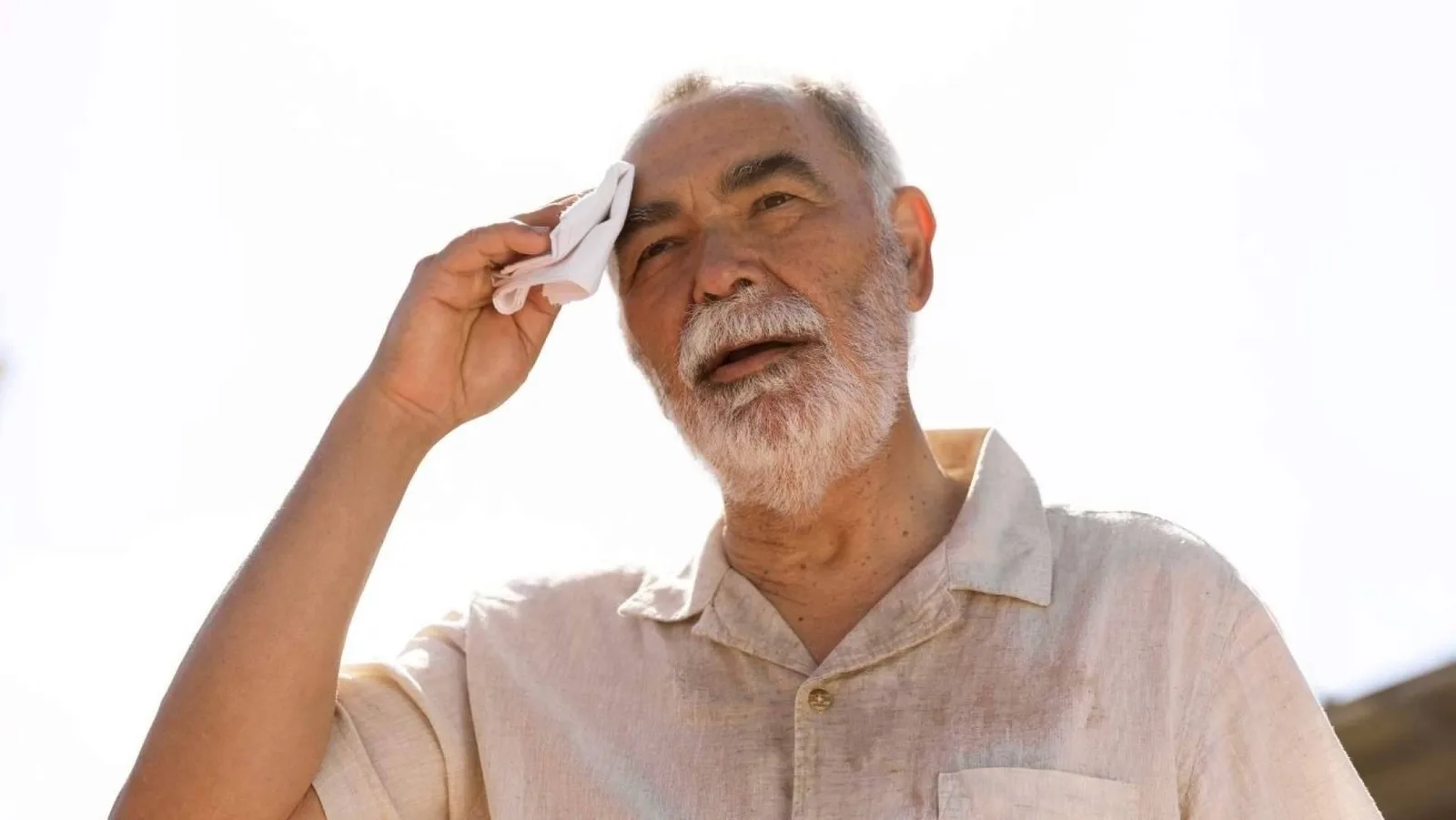 Personas mayores y olas de calor; el riesgo aumenta durante los meses de verano